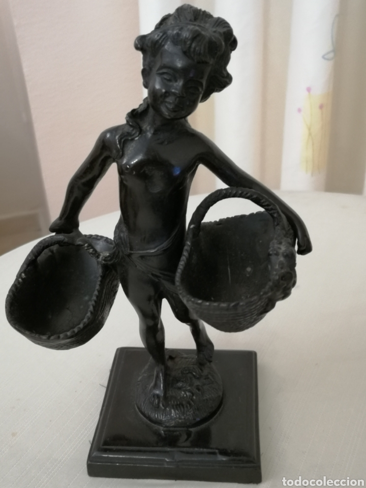 Antig&uuml;edades: Figura ni&ntilde;a con cestas en bronce - Foto 1