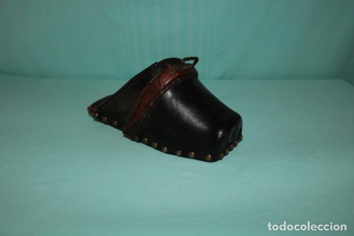 Antig&uuml;edades: Antiguo estribo castellano de cuero y madera. - Foto 2