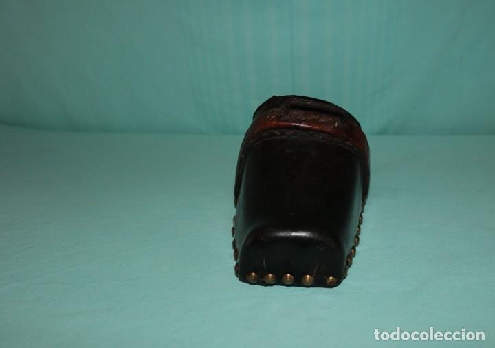 Antig&uuml;edades: Antiguo estribo castellano de cuero y madera. - Foto 4