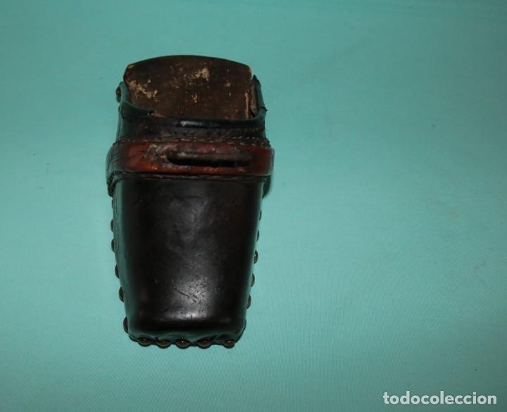 Antig&uuml;edades: Antiguo estribo castellano de cuero y madera. - Foto 1
