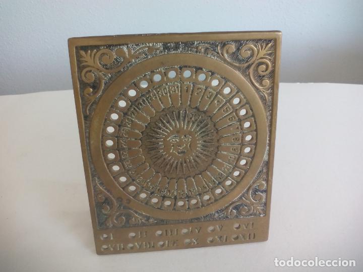 Antig&uuml;edades: CALENDARIO PERPETUO EN BRONCE, CON FORMA DE SOL. - Foto 1
