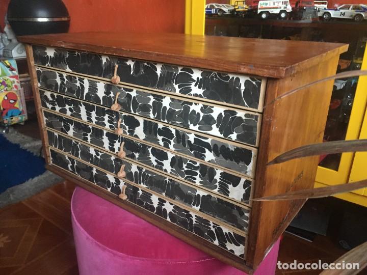 Antig&uuml;edades: MUEBLE AUXILIAR MADERA HILADURAS - Foto 1