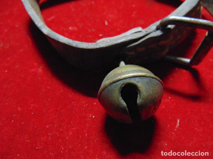 Antig&uuml;edades: ANTIGUO COLLAR DE GATO CON UN CASCABEL. - Foto 3