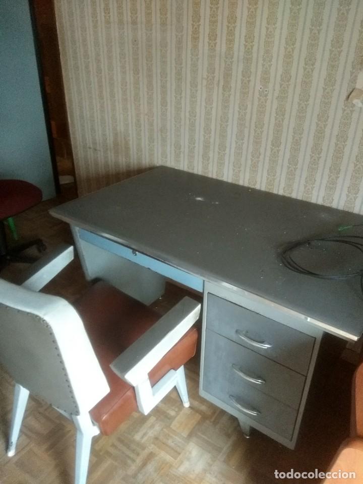 Antig&uuml;edades: Mesa vintage de chapa - Foto 1