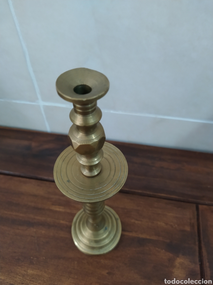 Antig&uuml;edades: Antiguo candelabro de bronce 22.2 cm - Foto 2