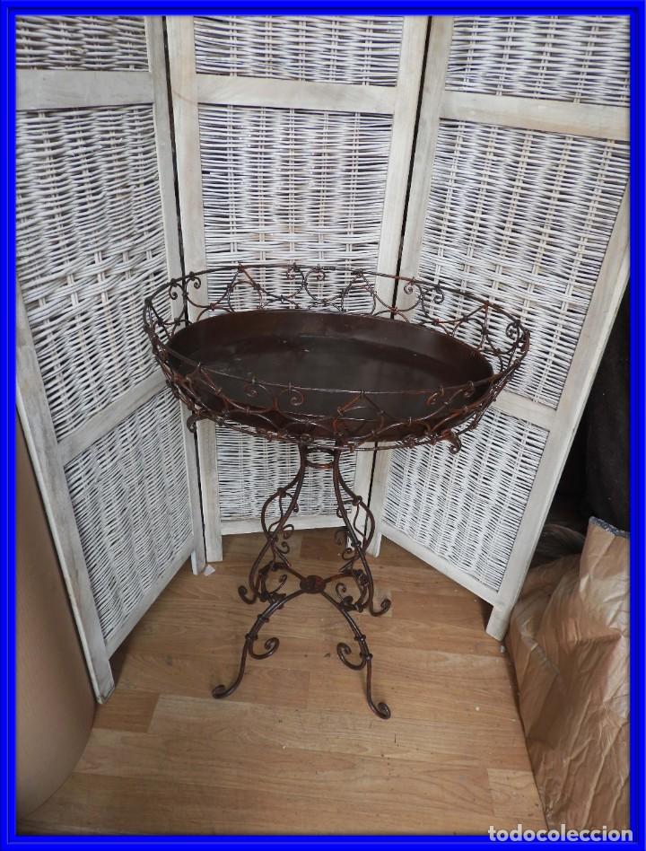 Antig&uuml;edades: MESA DE HIERRO AUXILIAR CON BANDEJA CON FORMA OVAL - Foto 1