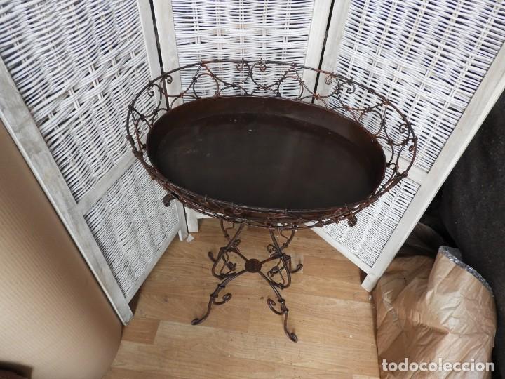 Antig&uuml;edades: MESA DE HIERRO AUXILIAR CON BANDEJA CON FORMA OVAL - Foto 2