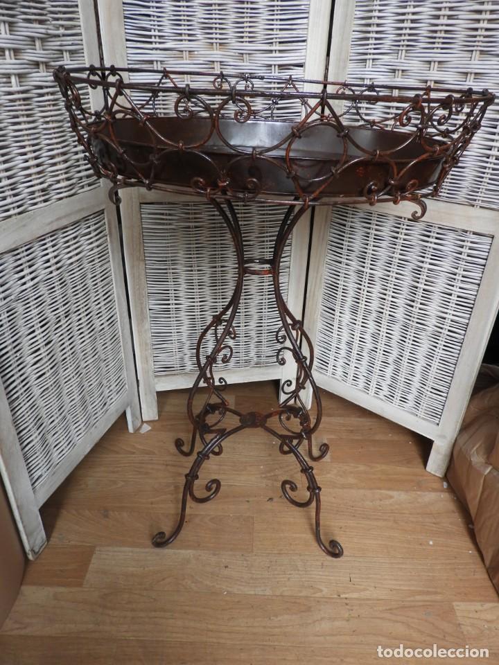 Antig&uuml;edades: MESA DE HIERRO AUXILIAR CON BANDEJA CON FORMA OVAL - Foto 3