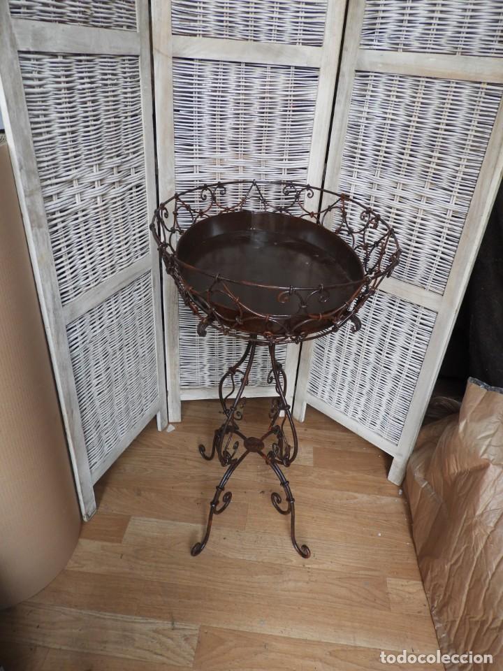Antig&uuml;edades: MESA DE HIERRO AUXILIAR CON BANDEJA CON FORMA OVAL - Foto 4