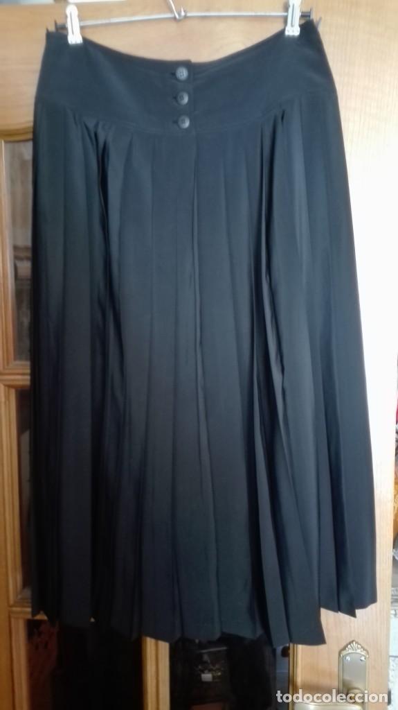 Antig&uuml;edades: Falda negra de tablas marca ditex talla 44 - Foto 1