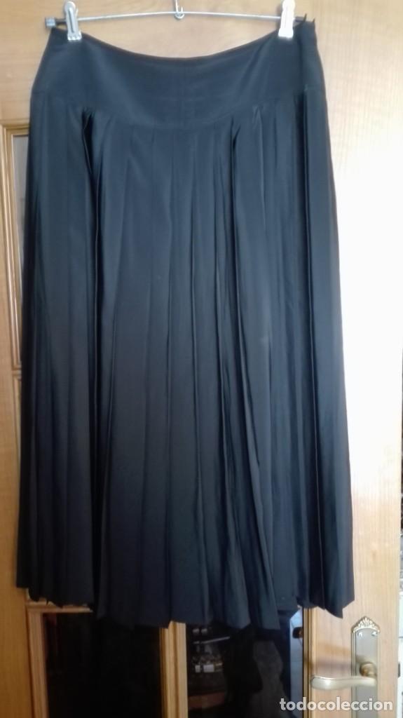 Antig&uuml;edades: Falda negra de tablas marca ditex talla 44 - Foto 2
