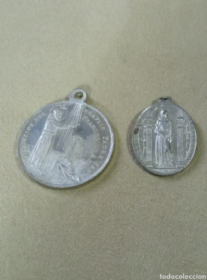 Antig&uuml;edades: Dos medallas San Francisco de As&iacute;s - Foto 1