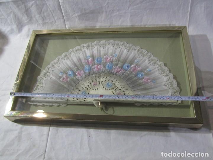 Antig&uuml;edades: Cuadro con abanico de madera pintado a mano - Foto 9