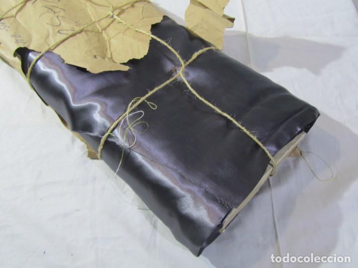Antigüedades: Bobina o rollo de tela de raso gris sin uso, 24 metros (69 cm de ancho) - Foto 2 - 227721430