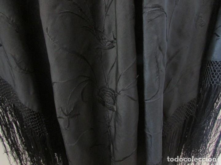Antig&uuml;edades: antiguo manton en seda bordada - Foto 3