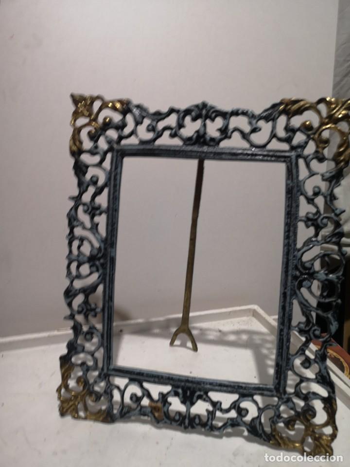 Antig&uuml;edades: Portafoto de bronce lacado plateado