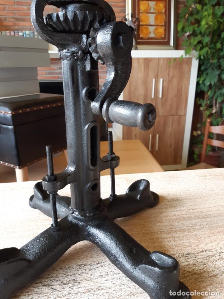 Antig&uuml;edades: TABURETE INDUSTRIAL - Foto 4