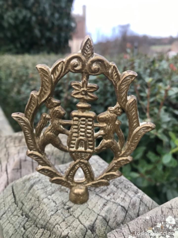 Antig&uuml;edades: Medalla vara, emblema metal - Foto 2
