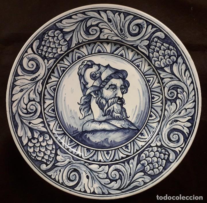 Antig&uuml;edades: Plato cer&aacute;mico en azul cobalto. - Foto 1