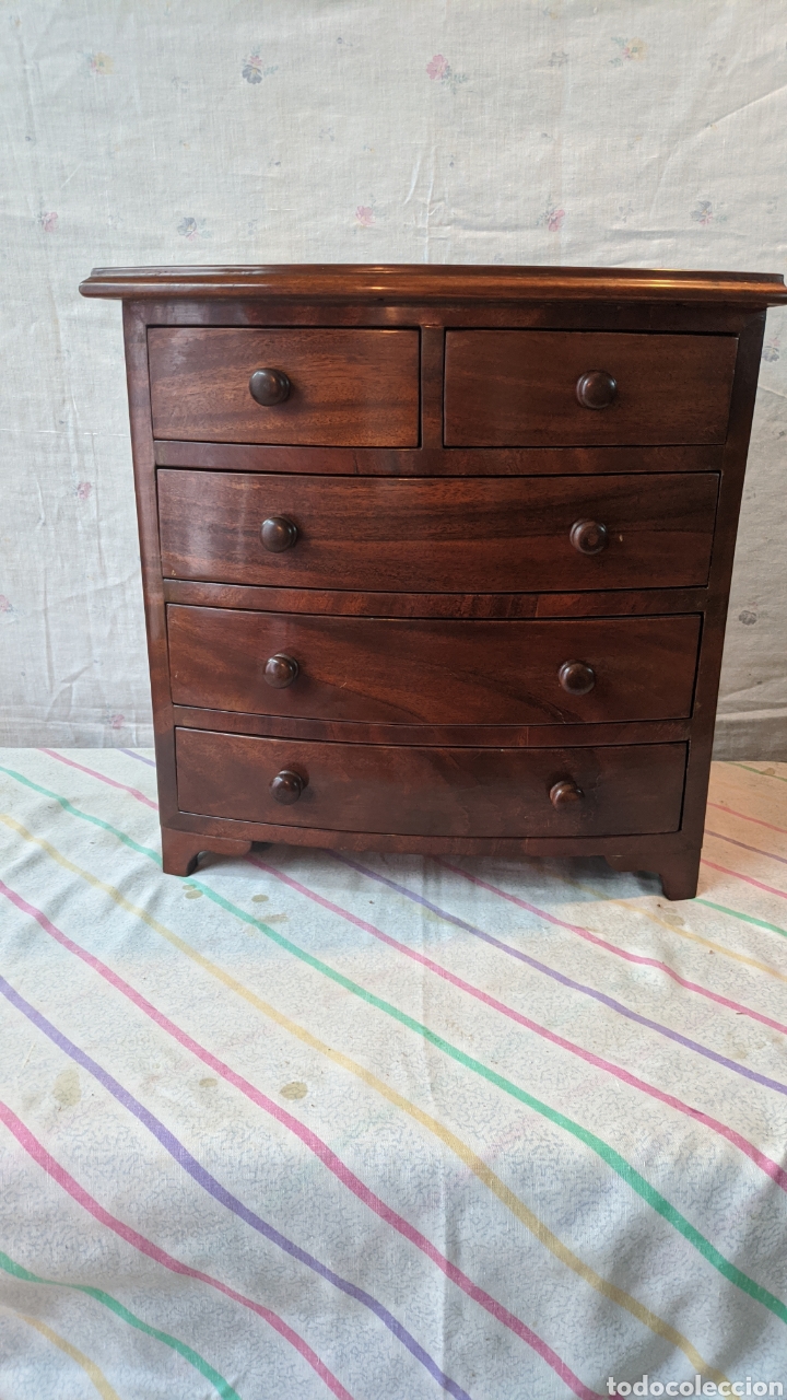Antig&uuml;edades: Comodita joguero - Foto 1