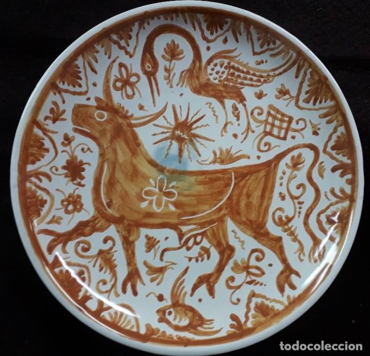 Antig&uuml;edades: plato cer&aacute;mico con toro ocre. - Foto 1