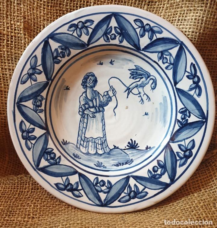 Antig&uuml;edades: Plato cer&aacute;mico, mujer con pajaro. - Foto 1