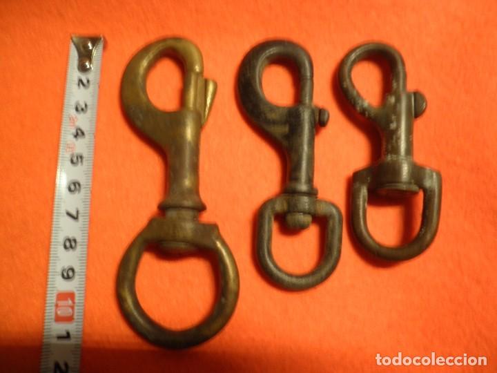 Antig&uuml;edades: Tres mosquetones de bronce naval