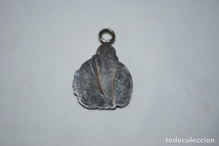 Antig&uuml;edades: COLGANTE DE PLATA , EN FORMA DE BUDA . - Foto 2