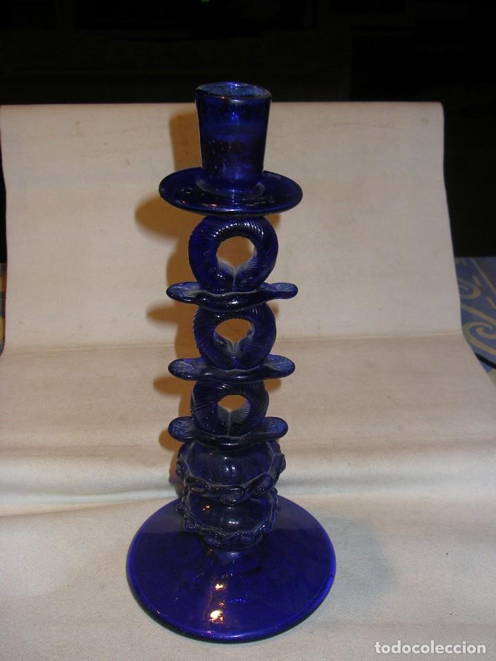 Antiquit&auml;ten: Precioso candelero, cristal artesanal mallorqu&iacute;n, color azul cobalto, 32 x15 cm.