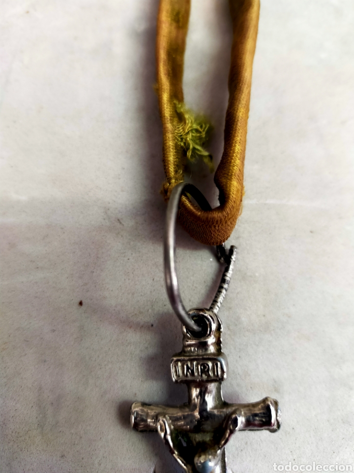 Antig&uuml;edades: CRUZ DE METAL CON CORDON DE TERCIOPELO. - Foto 3