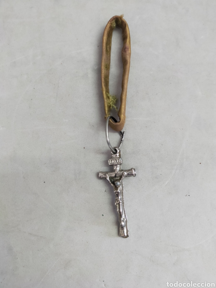 Antig&uuml;edades: CRUZ DE METAL CON CORDON DE TERCIOPELO. - Foto 1