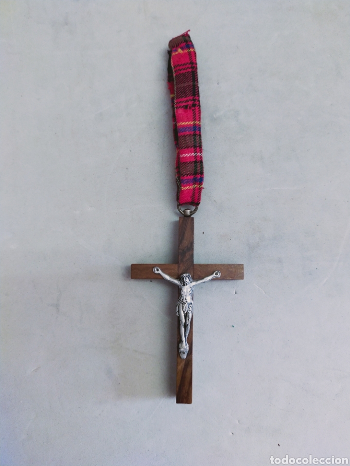 Antig&uuml;edades: CRUZ DE MADERA CON CORDON DE TELA - Foto 1