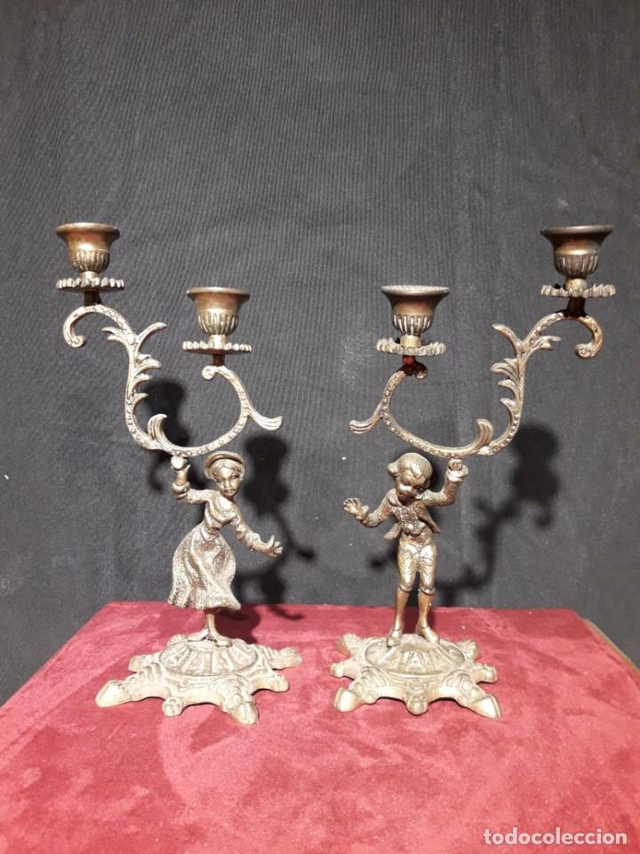 Antig&uuml;edades: Pareja de candelabros en laton - Foto 1