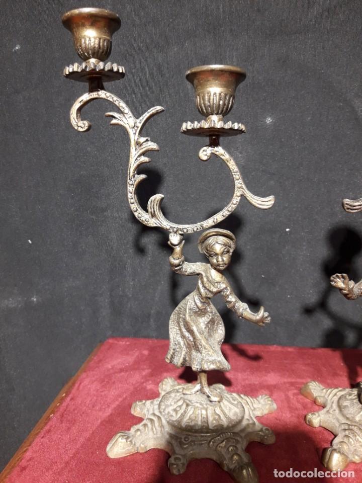 Antig&uuml;edades: Pareja de candelabros en laton - Foto 2