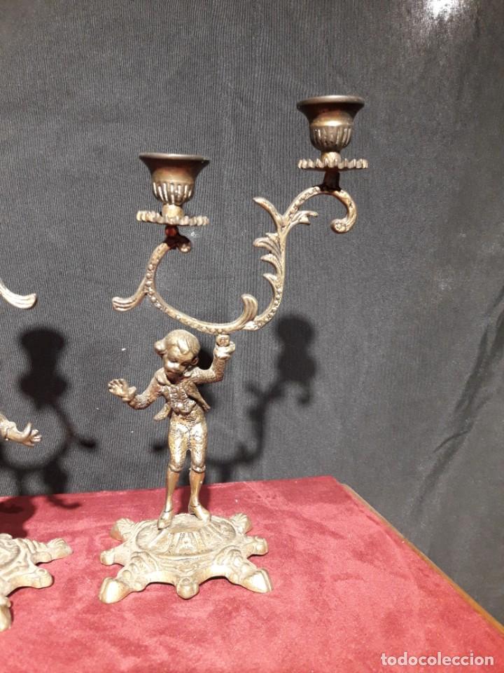 Antig&uuml;edades: Pareja de candelabros en laton - Foto 3