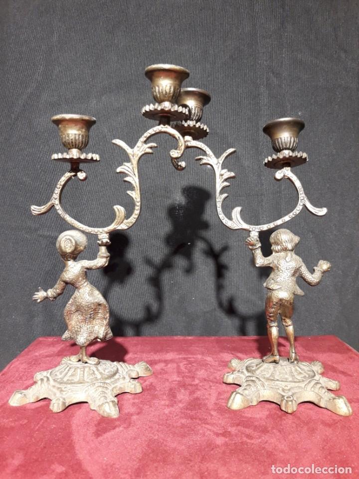 Antig&uuml;edades: Pareja de candelabros en laton - Foto 4