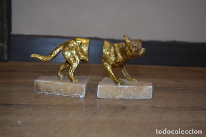 Oggetti Antichi: PRECIOSO SUJETA LITROS CON MASTIN DE BRONCE Y MARMOL