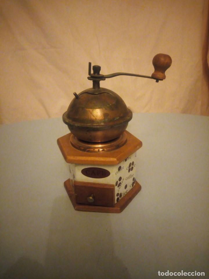 Antiquit&eacute;s: Antiguo molinillo de caf&eacute; de cobre porcelana y madera,funcional.