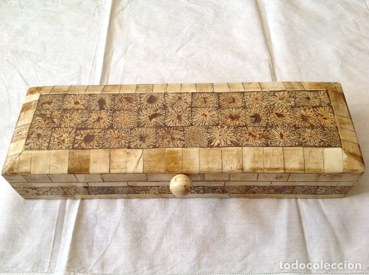 Antig&uuml;edades: Caja rectangular India de hueso grabado. - Foto 2