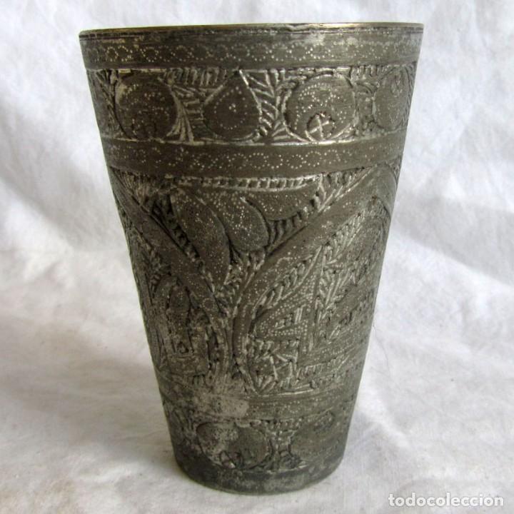Antig&uuml;edades: Antiguo vaso de metal blanco - Foto 1