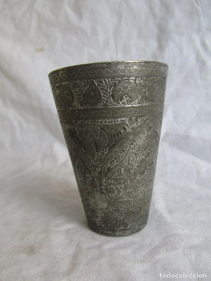 Antig&uuml;edades: Antiguo vaso de metal blanco - Foto 2