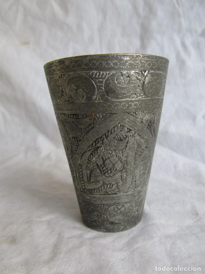 Antig&uuml;edades: Antiguo vaso de metal blanco - Foto 3