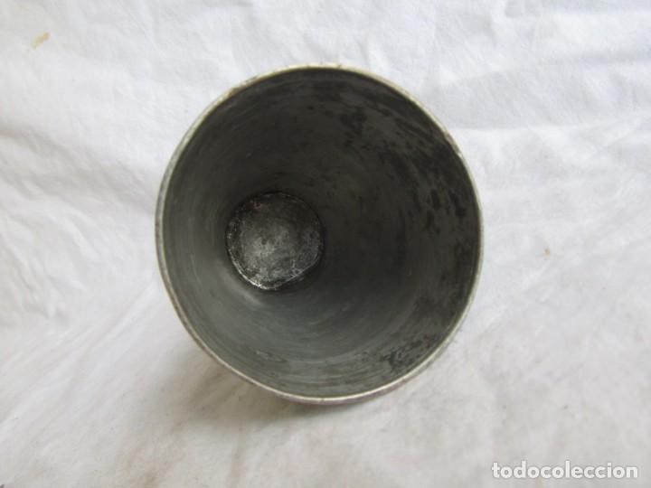 Antig&uuml;edades: Antiguo vaso de metal blanco - Foto 6