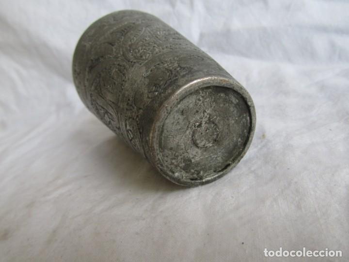 Antig&uuml;edades: Antiguo vaso de metal blanco - Foto 7