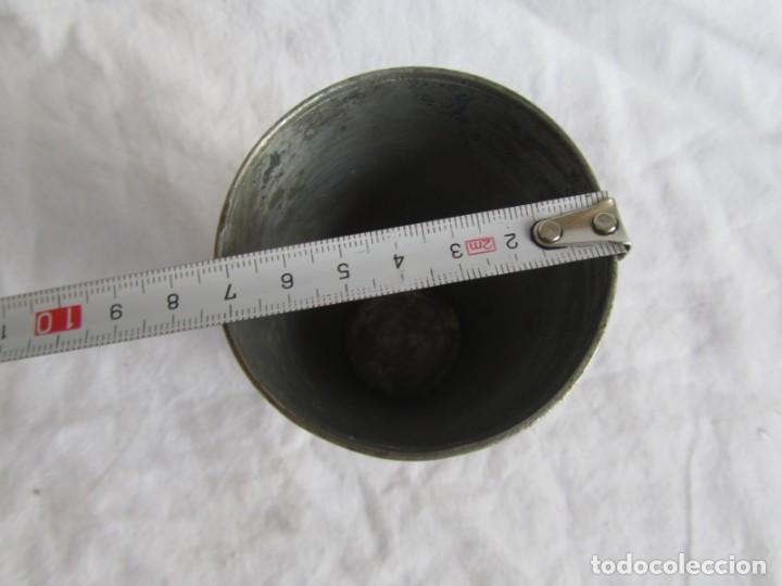 Antig&uuml;edades: Antiguo vaso de metal blanco - Foto 9