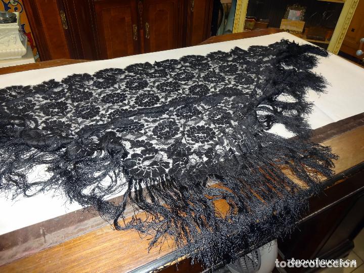 Antig&uuml;edades: mantilla en pico blonda - Foto 2