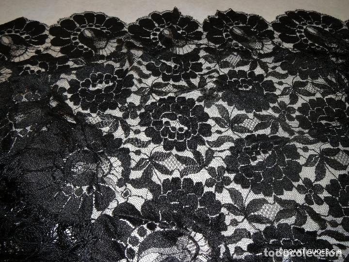 Antig&uuml;edades: mantilla en pico blonda - Foto 3