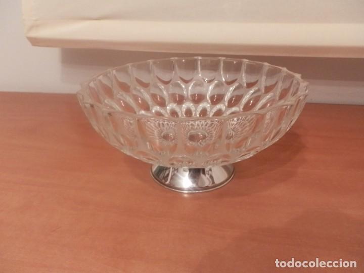 Antiquit&auml;ten: ANTIGUO CENTRO DE CRISTAL CON PIE DE PLATA PUNZONADA CON LA MARCA DE PLATA. MIDE 24,60 cm DI&Aacute;METRO.