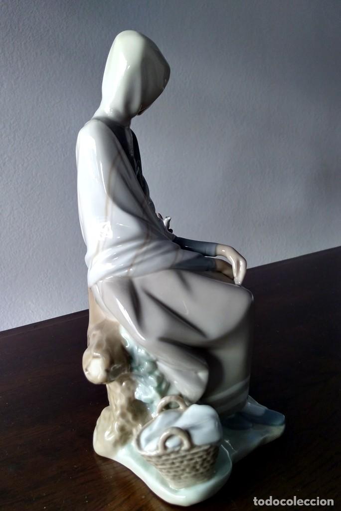 Antig&uuml;edades: Mujer sentada mirando al p&aacute;jaro. Lladr&oacute; - Foto 3