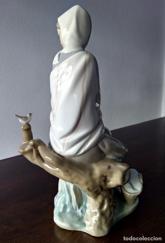 Antig&uuml;edades: Mujer sentada mirando al p&aacute;jaro. Lladr&oacute; - Foto 4